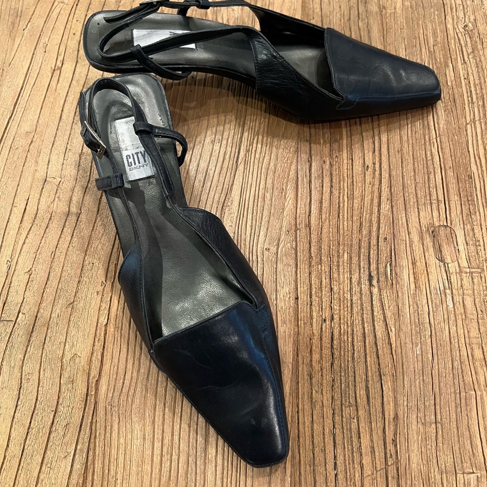 EUC Vintage DKNY City Dark Navy Blue Low Kitten Heel Slingback Women’s Size 8